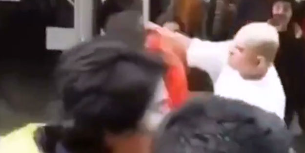 Çiğköfteci 'Çocuk Adam' gitar çalan gençleri darp etti