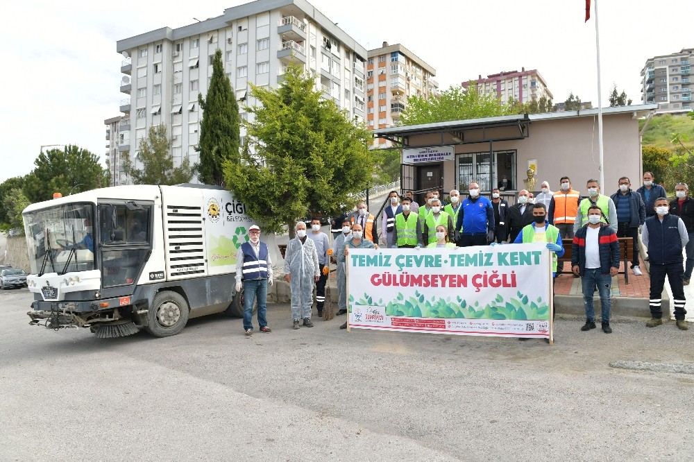 Çiğli Atatürk Mahallesinde köşe bucak temizlik 