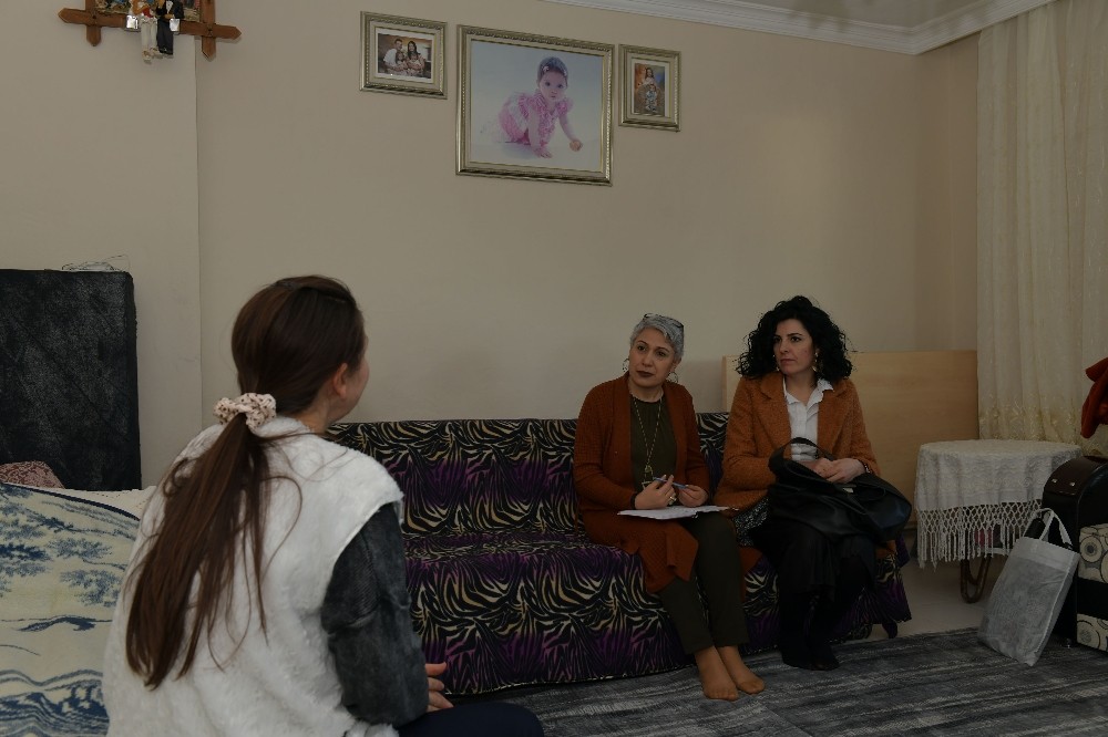 Çiğli Belediyesinden görme engelli vatandaşlara ev ziyareti 
