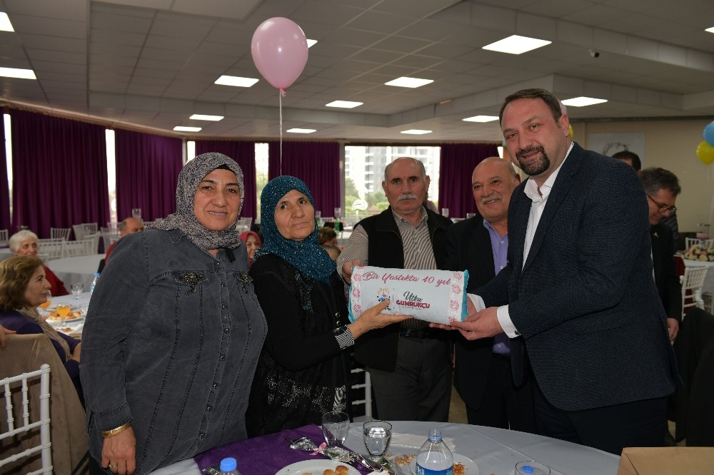 Çiğli’de yaşayan çiftlere “Bir yastıkta 40 yıl” jesti 