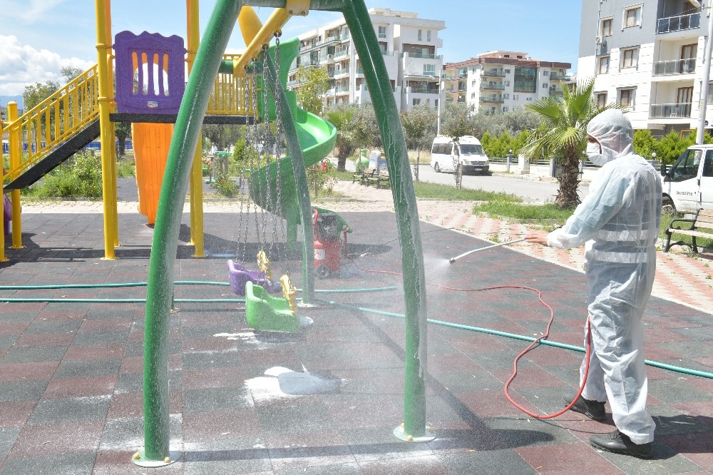 Çiğli’deki parklarda dezenfeksiyon çalışmaları yoğunlaştı 