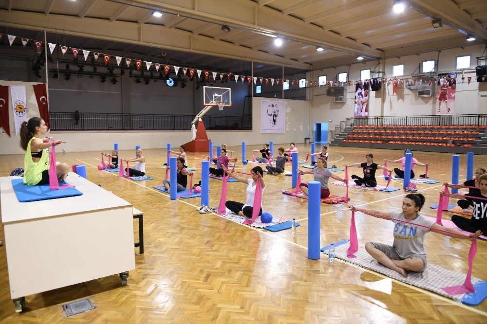 Çiğlili kadınlar pilates kursunda buluşuyor 