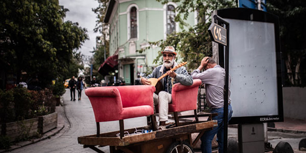 Cihangir'de hurda arabasının üstünde bağlama konseri