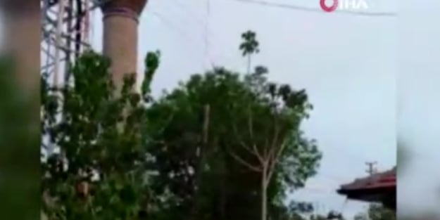 Çıkan fırtına minareye zarar verdi