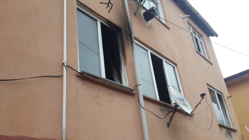 Çıkan yangında 2 çocuğu ve eşini kurtaran baba yoğun bakıma kaldırıldı 