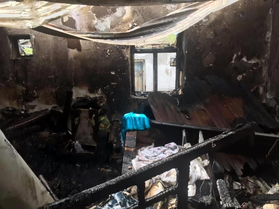 Çıkan yangında bir ev tamamen kül oldu 