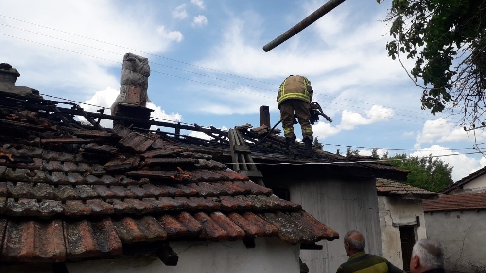 Çıkan yangında bir ev tamamen kül oldu 
