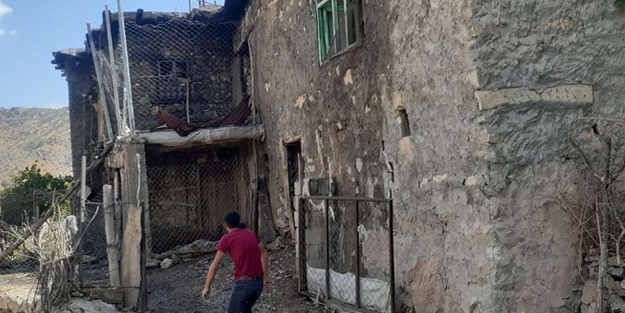 Çıkan yangında kerpiç ev küle döndü