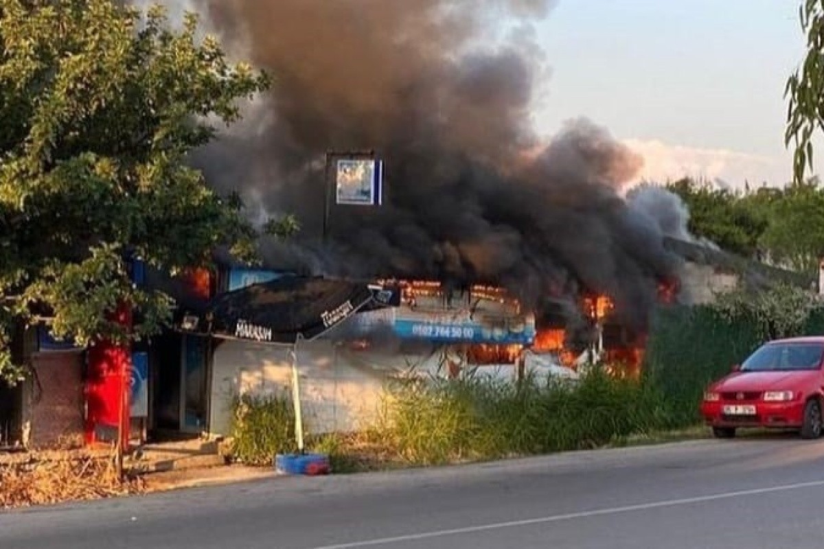 Çıkan yangında market kullanılamaz hale geldi