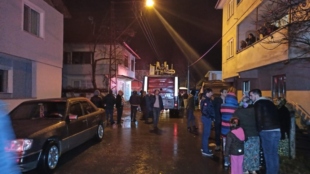 Çıkan yangınlarda 2 ev yandı 