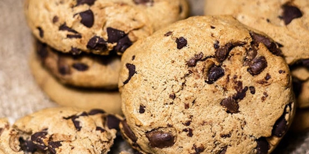 Çikolata parçacıklı kurabiye tarifi: Ağızda dağılan nefis damla çikolatalı (Cookie) kurabiye tarifi