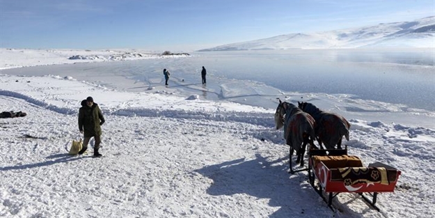Çıldır Gölü buz tuttu