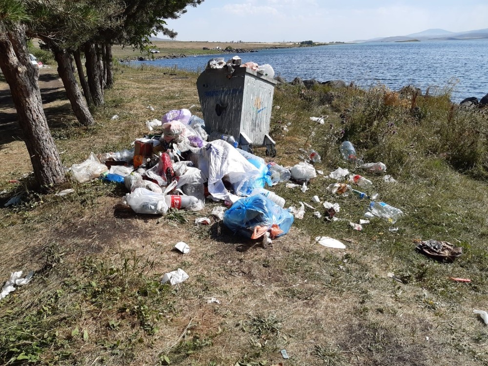 Çıldır Gölü etrafını çöplüğe çevirdiler 
