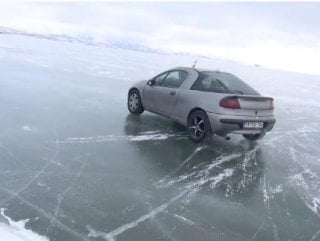 Çıldır gölü üzerinde otomobille drift yaptılar