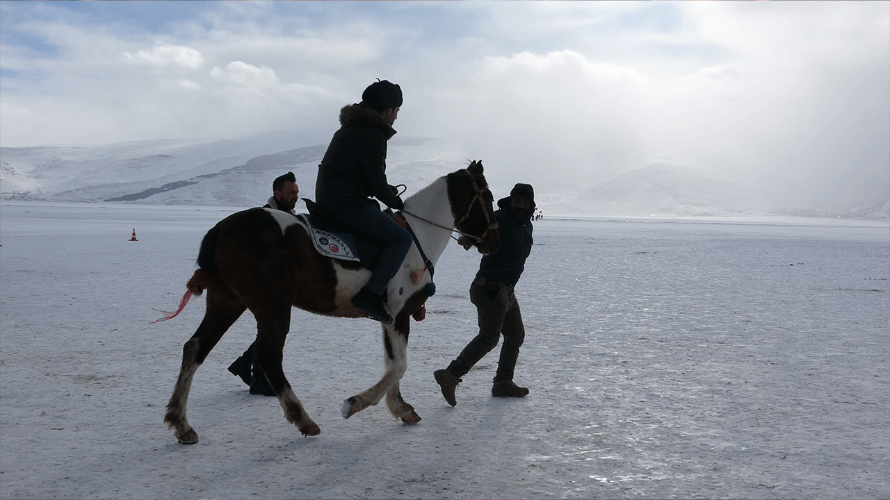 Çıldır Gölü’nde atlı kızak keyfi! Hafta sonu yoğunluğu yaşandı