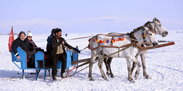 Çıldır gölünde atlı kızak keyfi yaptılar