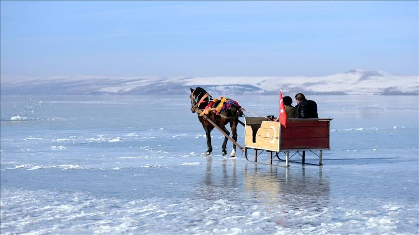 Çıldır Gölü'nde buz kalınlığı 15 santimetreye ulaştı