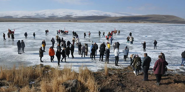 Çıldır Gölü'nde kartpostallık görüntüler