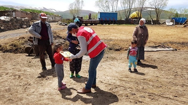Çıldır Kızılay bayram öncesi çocukları sevindirdi 