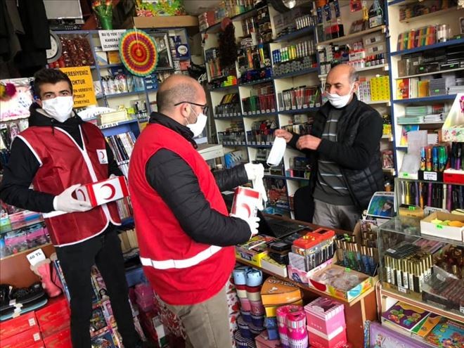 Çıldır Kızılay’dan esnafa ücretsiz maske 