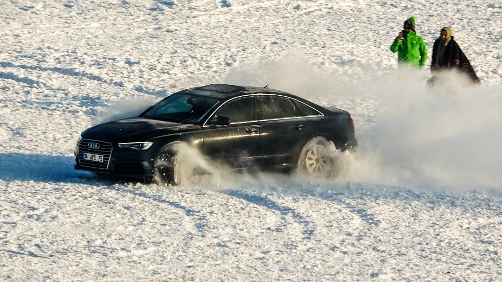 Çıldır’da buz üstünde heyecanlı drift 