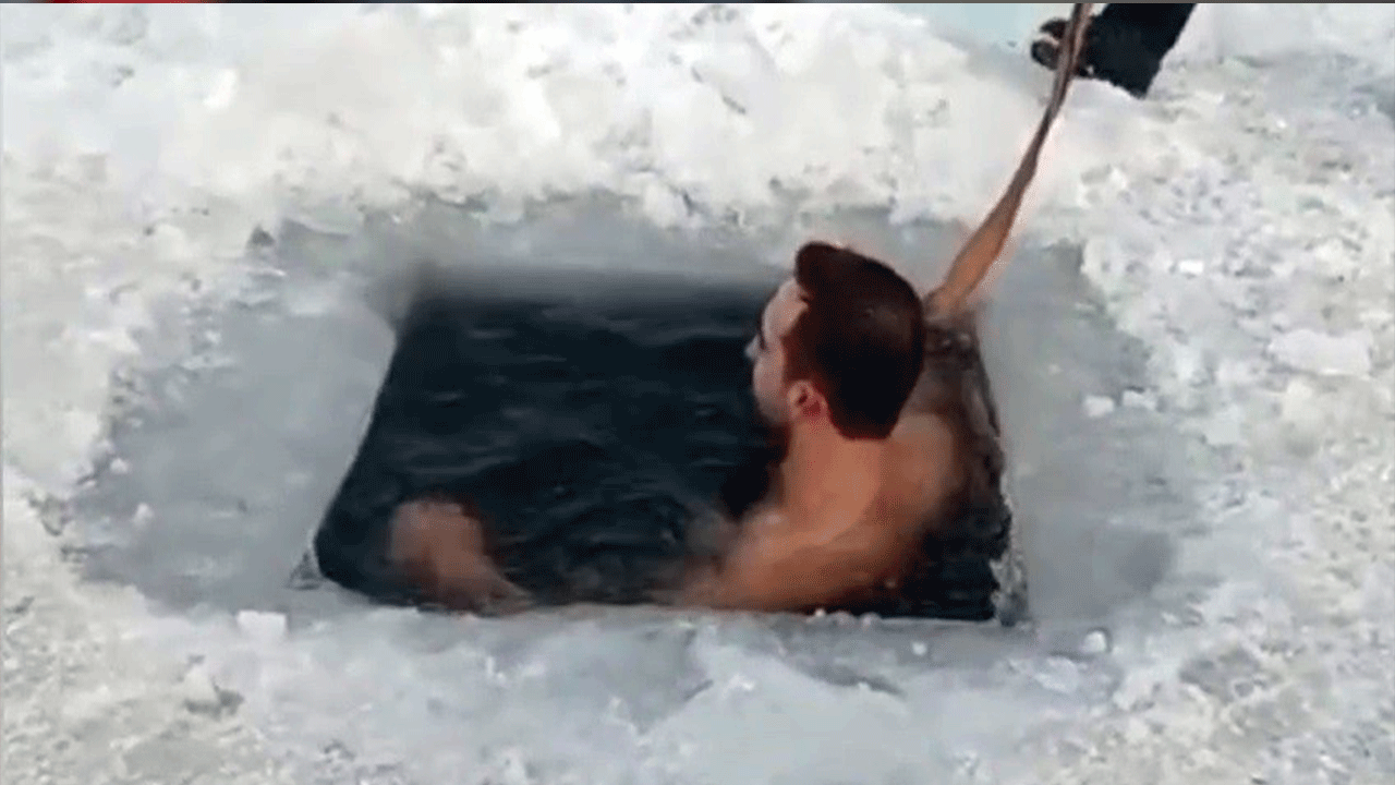 Çıldır’da buzlu su çılgınlığı! İnsanlar ne yapacağını şaşırdı