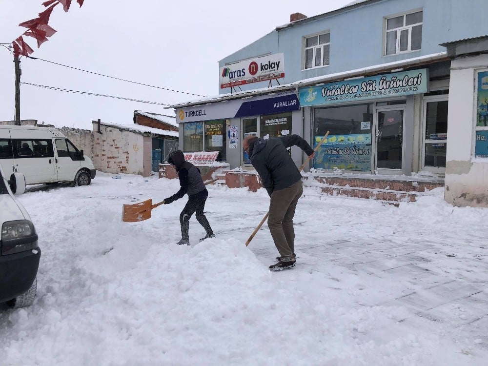 Çıldır’da yoğun kar yağışı hayatı olumsuz yönde etkiledi 