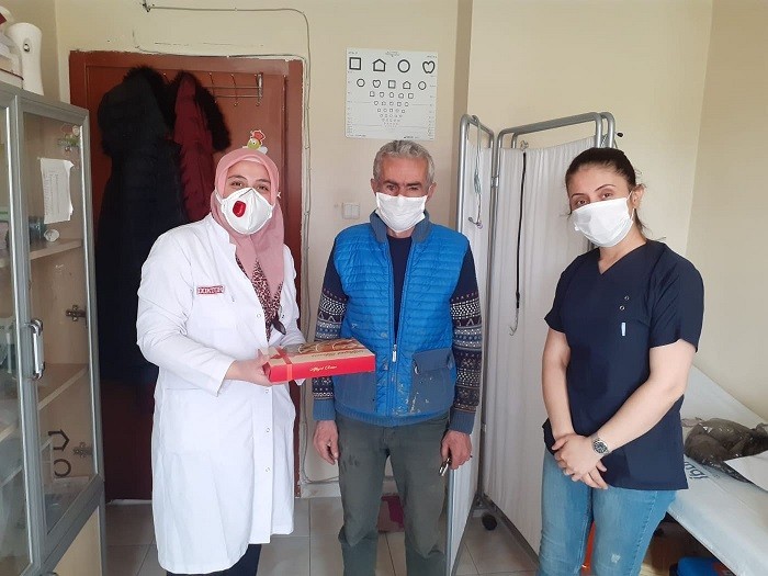 Çıldırlı esnaftan sağlıkçılara tatlı destek 