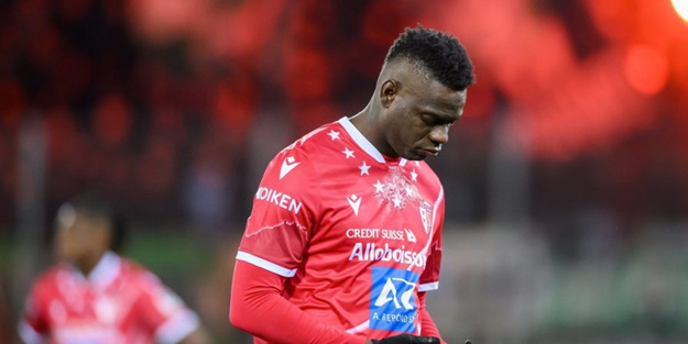 Çileden çıkan taraftarlar formasını yaktı, protesto etti! Sion'a transfer olan Baloteli'ye büyük şok!