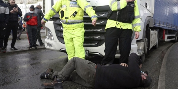 Çileden çıktılar! İngiltere'de polis ile tır şoförleri birbirine girdi