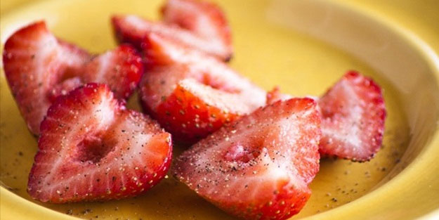 Çileğe karabiber serpilince olanlara inanamayacaksınız