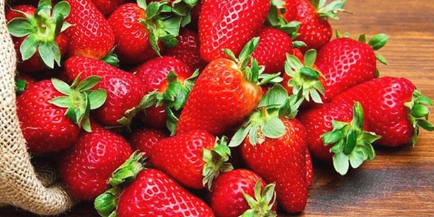 Çileğin içinden çıkanlar şoke etmişti... Gıda uzmanı gerçeği açıkladı!