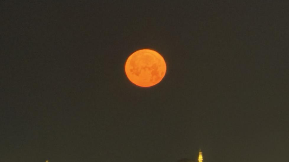  "Çilek Dolunayı" İstanbul Avrupa Yakası'ndan böyle görüntülendi