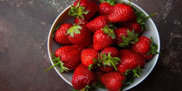 Çilek yemenin kalp kardiyovasküler hastalık riskini önemli ölçüde azalttığı keşfedildi