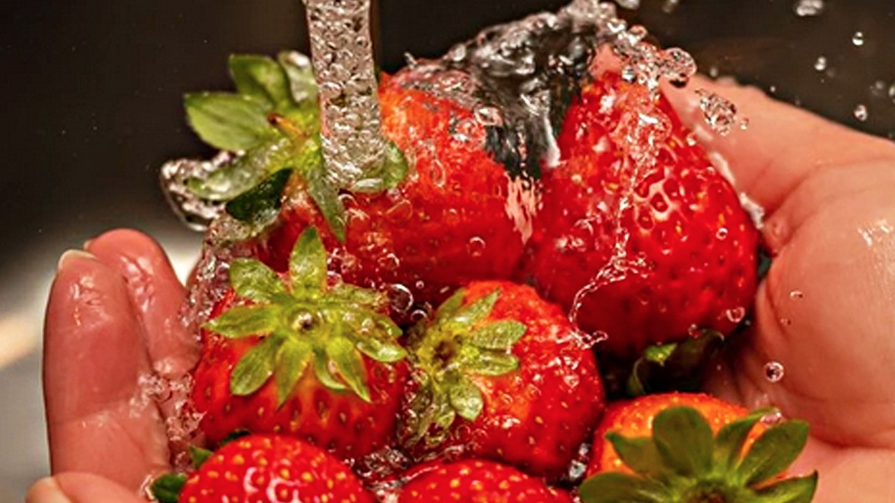 Çilekleri çok yanlış yıkamışız! Yıkarken bunu yapmak gerekiyormuş! Bir an önce yıkayın