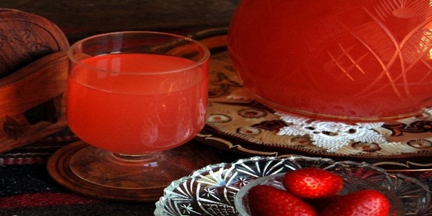 Çilekli limonata nasıl yapılır? Çilekli limonata tarifi