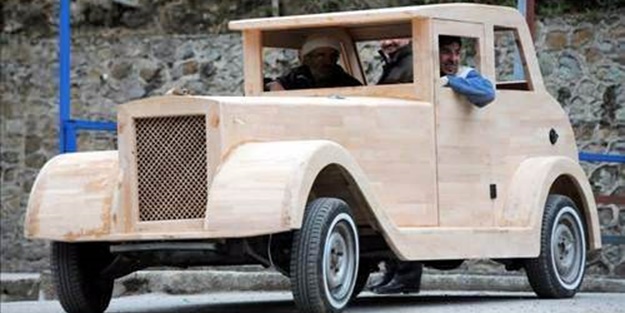 Çılgın adam ahşaptan otomobil yaptı!
