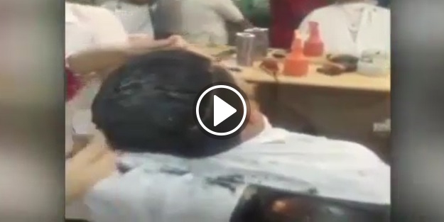 Çılgın berberin sıra dışı yöntemine çok şaşıracaksınız!