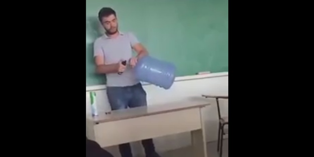 Çılgın öğretmenden ateşli damacana deneyi!