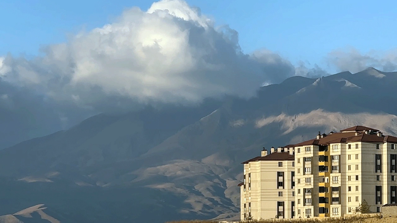 Cilo Dağı’nda kartpostallık manzara! Bulutlar zirveyi böyle sardı