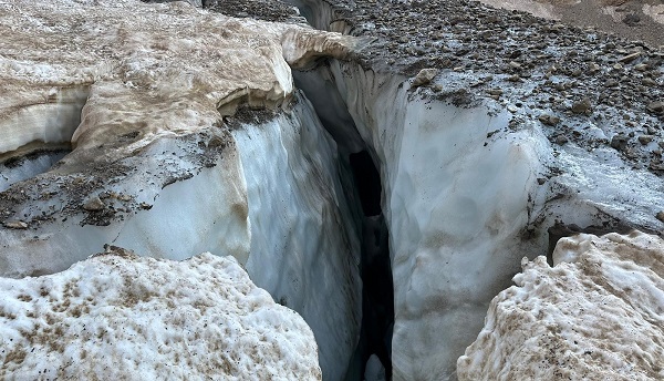 Cilo'da facia! Buzul kırıldı 4 kişi çukura düştü