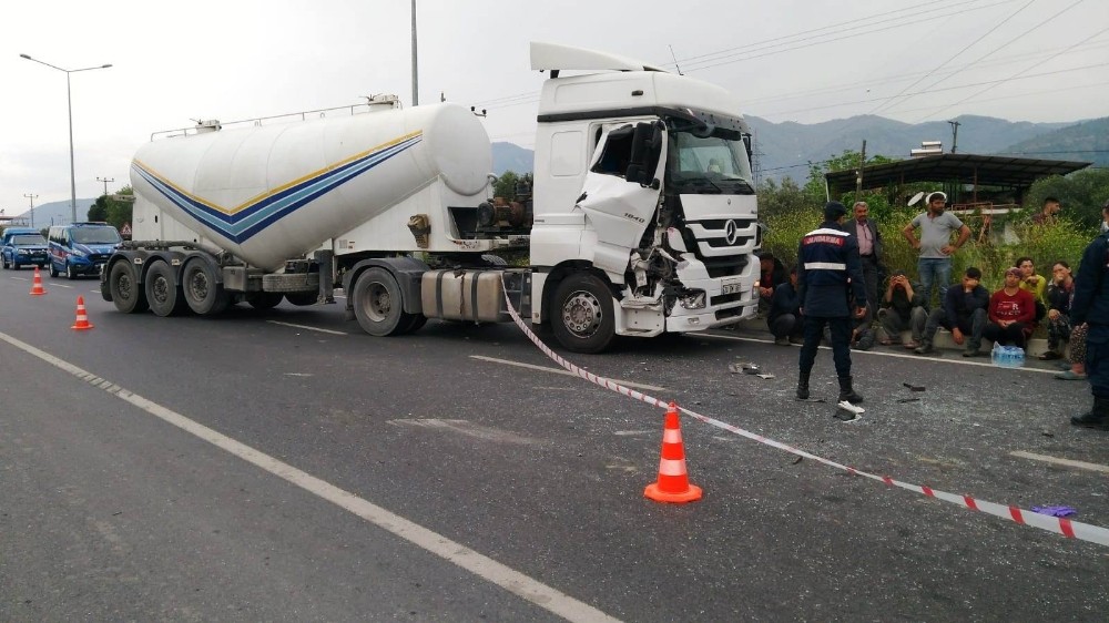 Çimento kamyonu traktöre çarptı; 1 ölü 