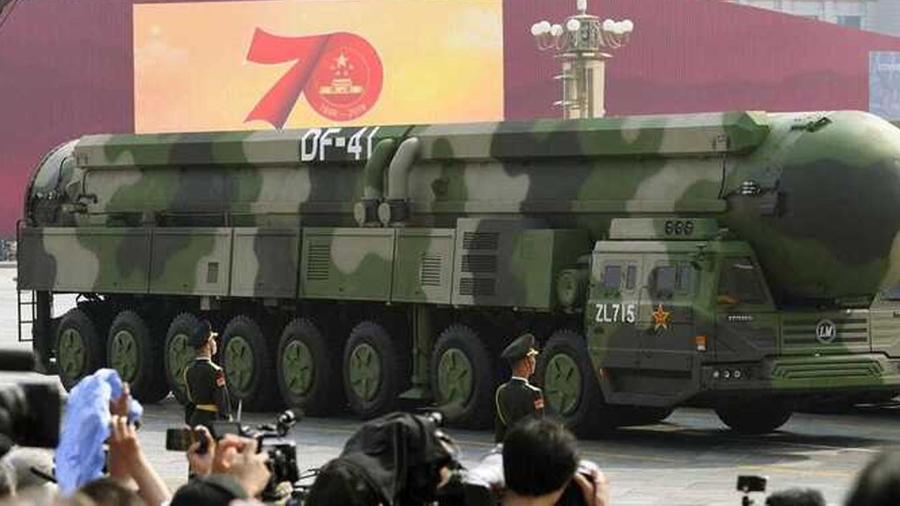 Çin 40 yıl sonra uluslararası sulara balistik füze fırlattı!