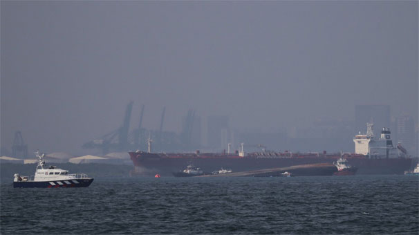 Çin balıkçı teknesi ve petrol tankeri çarpıştı: 12 kayıp var