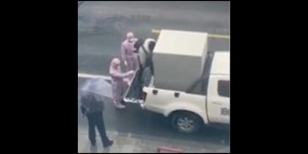 Çin bunu da yaptı! Koronovirüs hastalarını kafeslerle taşıyorlar