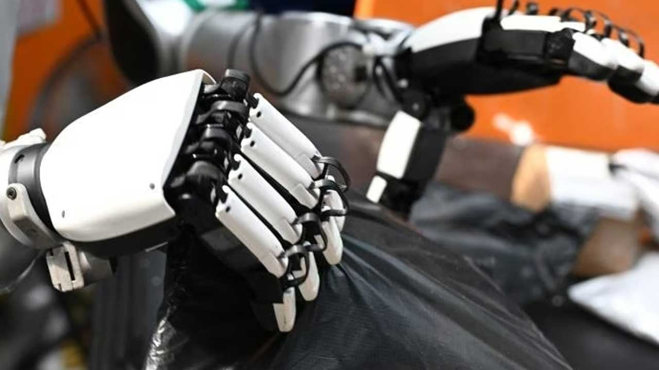 Çin, dev posta merkezinde insansı robotlar çalıştırıyor