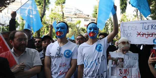 ‘Çin Halk Müziği ve Dans Gösterisi’ protesto edildi!