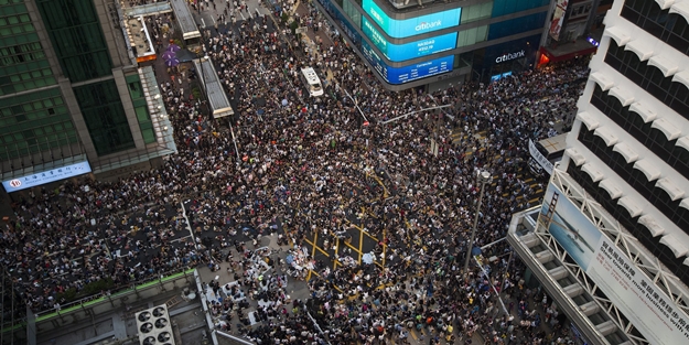 Çin Hong Kong'daki olayların önünü alamıyor