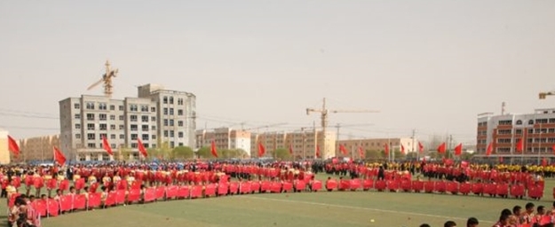 Çin kıyafeti giydirip zorla oyun oynattılar