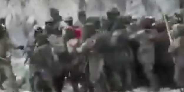 Çin ve Hint askerlerinin sopalı-yumruklu kavgasının görüntüleri ortaya çıktı